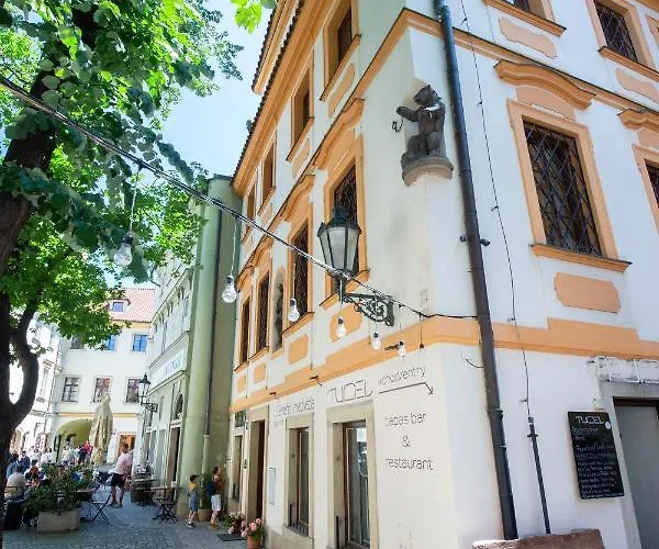 Women's Only - Female Only Prag