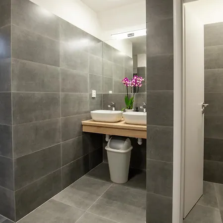 Women's Only - Female Only * Praag