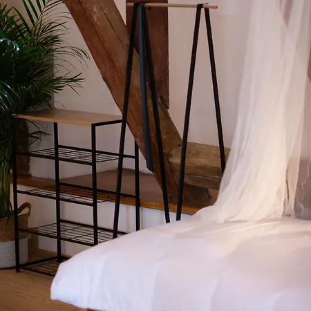 Women's Only - Female Only * Praag