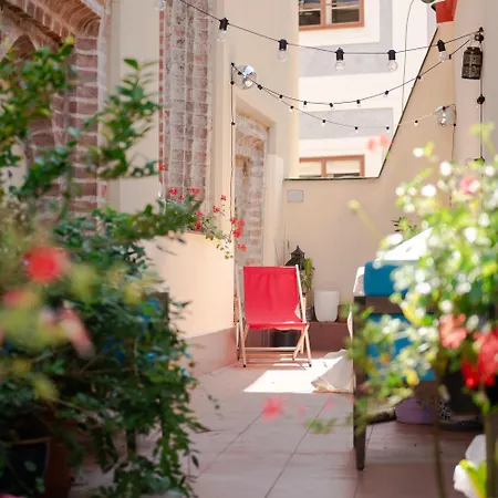 Women's Only - Female Only * Praag